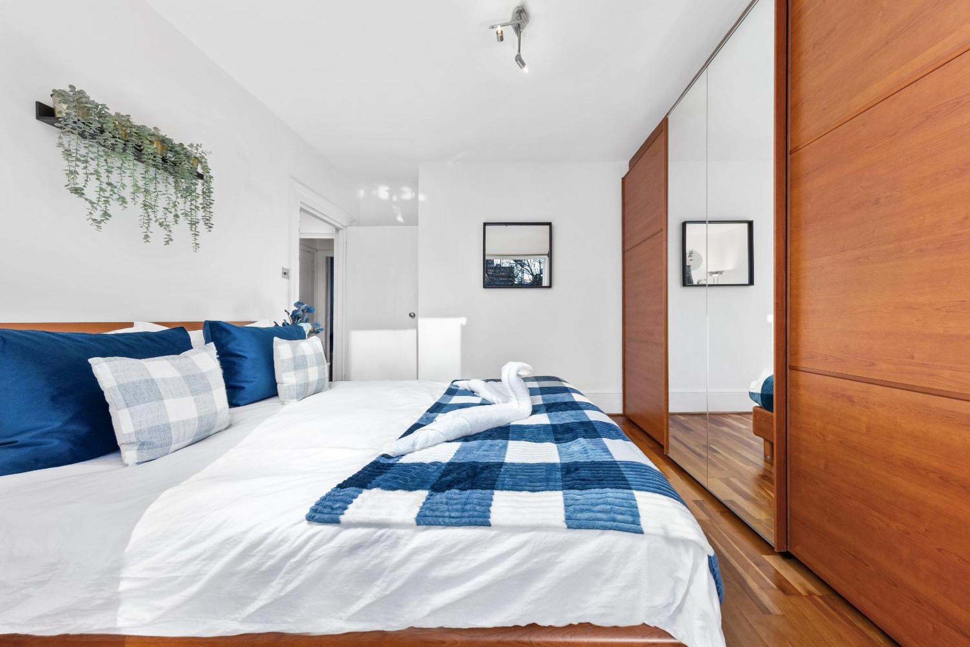 Balcony Blue Theme 1 Bedroom Central London Luxury Flat Near Hyde Park! Accommodates Up To 6! Double Sofa Bed And Next To Station! Extérieur photo