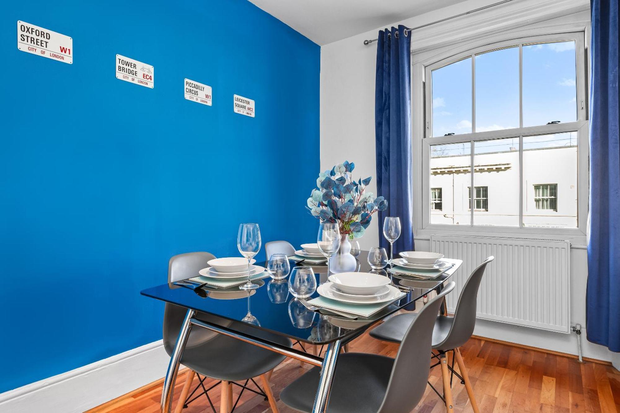 Balcony Blue Theme 1 Bedroom Central London Luxury Flat Near Hyde Park! Accommodates Up To 6! Double Sofa Bed And Next To Station! Extérieur photo