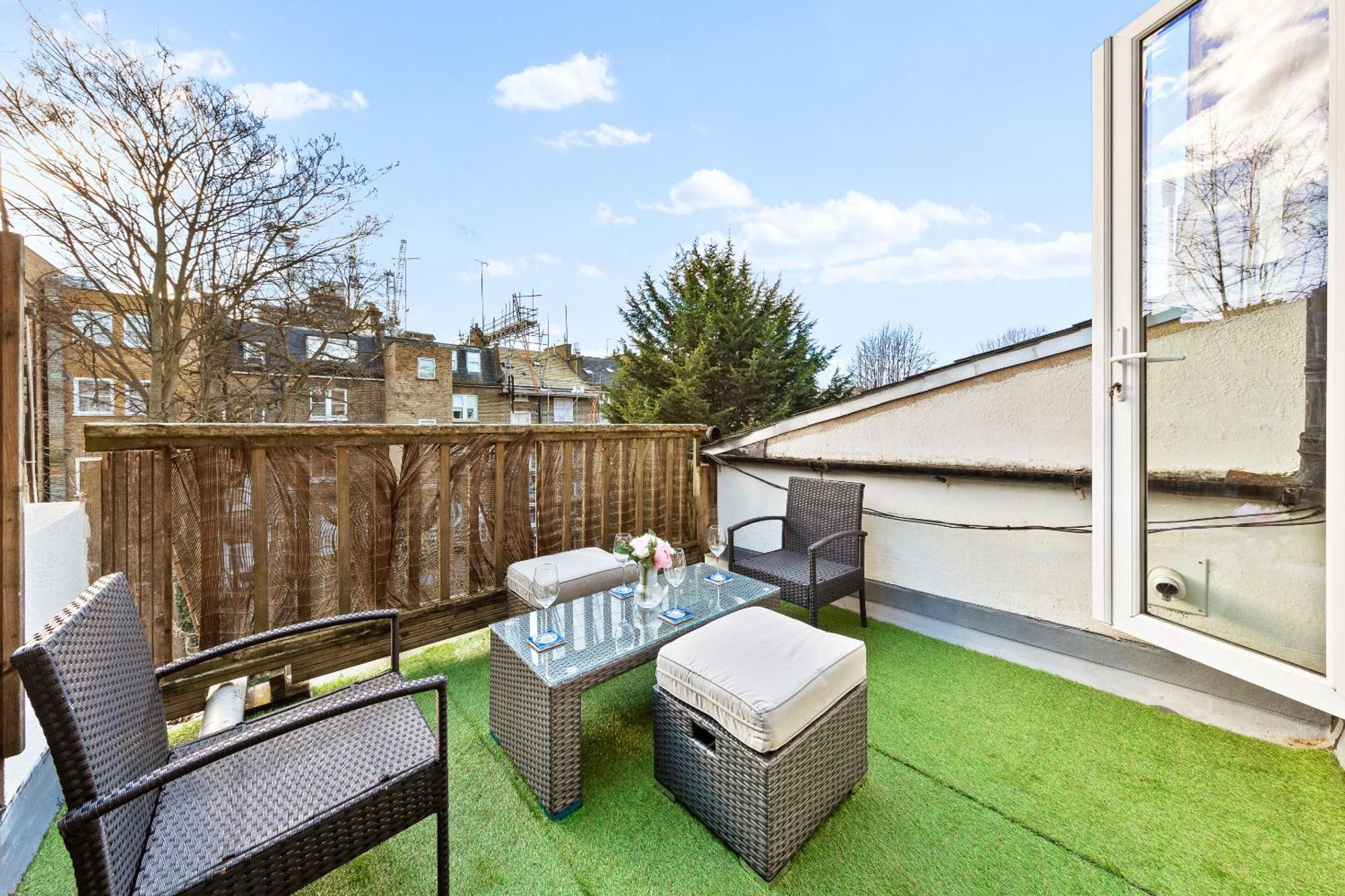 Balcony Blue Theme 1 Bedroom Central London Luxury Flat Near Hyde Park! Accommodates Up To 6! Double Sofa Bed And Next To Station! Extérieur photo